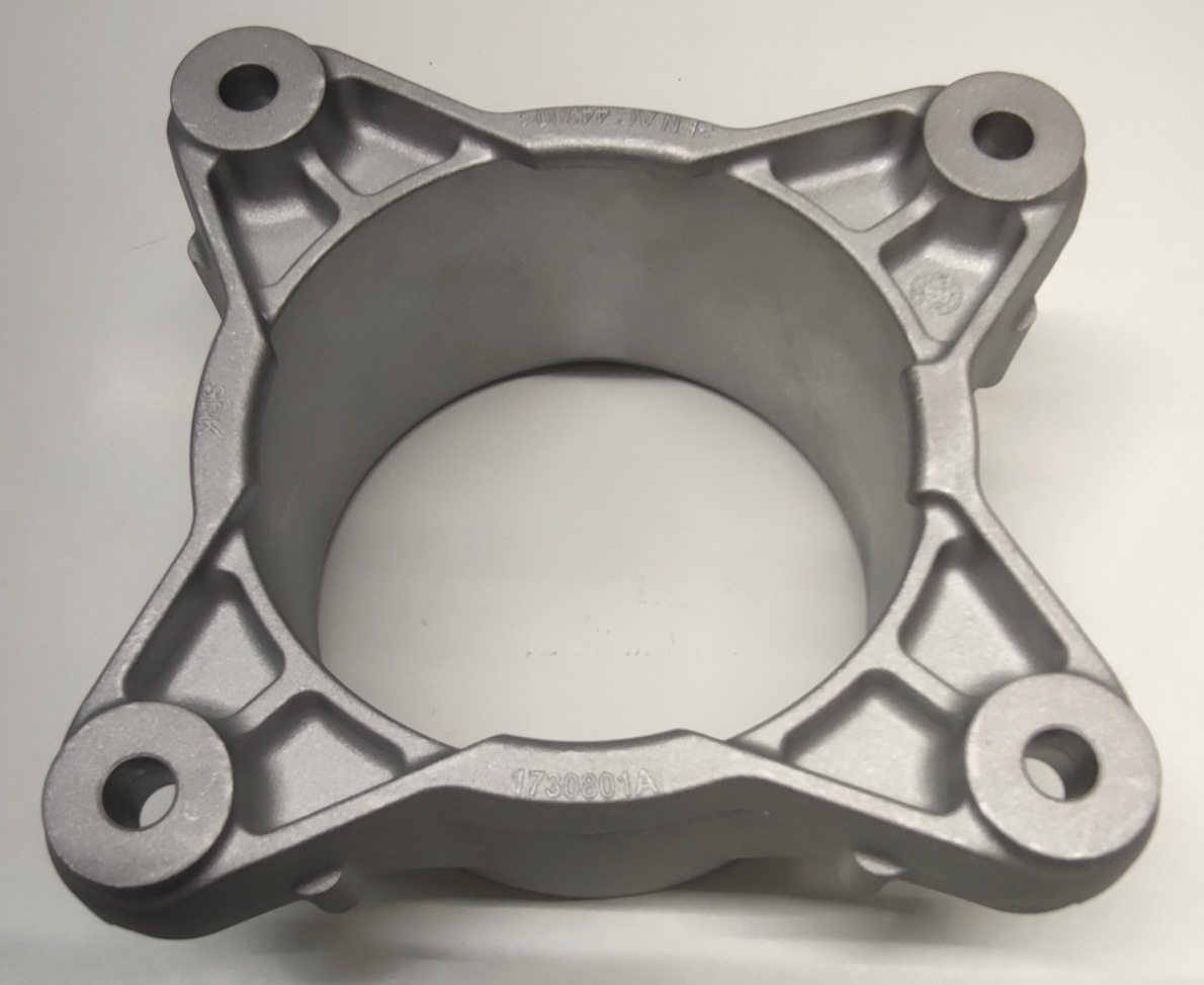 Produsul reprezintă o piesă metalică de formă cilindrică, cu o sectiune cilindrică goala la interior, din aliaj de aluminiu EN AC-44300 DIN EN 1706.
Reprezintă o parte a unei piese de tip “ansamblu” cu rol antivibraţii (AVS – “anti vibration system”) al unui autovehicul și care asigură partea care preia vibraţiile/şocurile, ȋn general ȋntre elemente de caroserie şi compartimentul motor.
Caracteristici: ȋnălţimea de 66.5 mm, suprafaţa ȋn vedere frontală are lungimea 142.4 mm şi laţimea 146.4 mm, diametru exterior de Ø 110 mm, diametru interior de Ø 100 mm. Pe una din feţe piesa metalică are patru urechi prevăzute cu locaş frezat Ø 8.5 mm.
Procesul tehnologic de obţinere a piesei este cel de extrudare a profilului de aluminiu, tăiere (debitare la lungime) şi prelucrare prin aşchiere a locaşului.