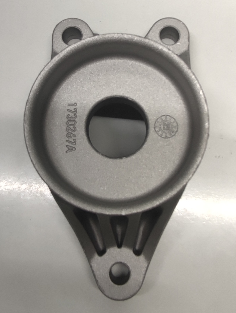 Produsul reprezintă o piesă metalică de formă cilindrică, cu o sectiune cilindrică goala la interior, din aliaj de aluminiu EN AC-44300 DIN EN 1706.
Reprezintă o parte a unei piese de tip “ansamblu” cu rol antivibraţii (AVS – “anti vibration system”) ȋn cadrul sistemului de suspensie al unui autovehicul și care asigură partea care preia vibraţiile/şocurile, ȋn general între elemente de caroserie şi amortizorul spate.
Caracteristici: ȋnălţimea de 71.8 mm, suprafaţa ȋn vedere frontală are lungimea 146.9 mm şi laţimea 78 mm. Piesa metalică este prevăzută cu trei urechi care au următoarele caracteristici: locaş frezat cu diametrul Ø9 mm, respectiv Ø10 mm pe toată grosimea materialului.  
Procesul tehnologic de obţinere a piesei este cel de turnare a aluminiului ȋn lingotiere, debitare şi prelucrare prin aşchiere a locaşului.