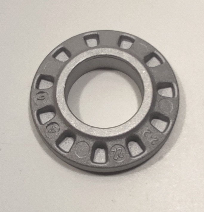 Produsul reprezintă o piesă metalică de formă cilindrică, cu o sectiune cilindrică goala la interior, din aliaj de aluminiu EN AC-44300 DIN EN 1706.
Reprezintă o parte a unei piese de tip “ansamblu” cu rol antivibraţii (AVS – “anti vibration system”) ȋn cadrul sistemului de suspensie al unui autovehicul și care asigură partea care preia vibraţiile/şocurile, ȋn general între elemente de caroserie şi amortizorul spate.
Caracteristici: ȋnălţimea de 12.7 mm, suprafaţa ȋn vedere frontală are diametrul Ø 61.7 mm şi diametru interior de Ø 31.2 mm. Pe una dintre suprafeţe piesa are cavităţi cu centrul situat la 32.7° distanţă.