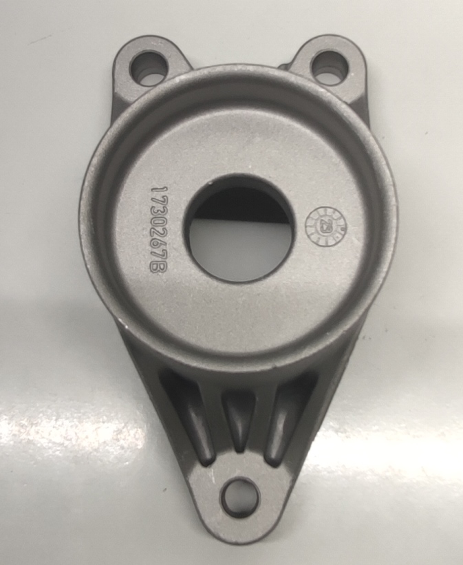 Produsul reprezintă o piesă metalică de formă cilindrică, cu o sectiune cilindrică goala la interior, din aliaj de aluminiu EN AC-44300 DIN EN 1706.
Reprezintă o parte a unei piese de tip “ansamblu” cu rol antivibraţii (AVS – “anti vibration system”) ȋn cadrul sistemului de suspensie al unui autovehicul și care asigură partea care preia vibraţiile/şocurile, ȋn general între elemente de caroserie şi amortizorul spate.
Caracteristici: ȋnălţimea de 71.8 mm, suprafaţa ȋn vedere frontală are lungimea 146.9 mm şi laţimea 78 mm. Piesa metalică este prevăzută cu trei urechi care au următoarele caracteristici: locaş frezat cu diametrul Ø9 mm, respectiv Ø10 mm pe toată grosimea materialului.  
Procesul tehnologic de obţinere a piesei este cel de turnare a aluminiului ȋn lingotiere, debitare şi prelucrare prin aşchiere a locaşului.