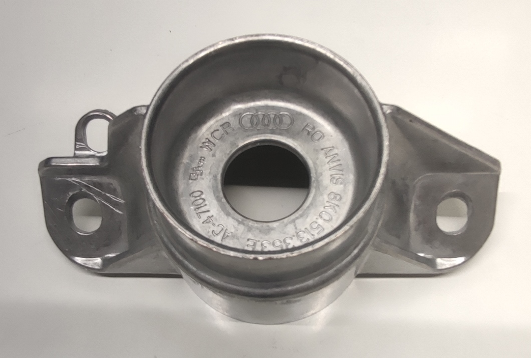 Conform descrierii solicitantului și a fotografiei publicate în baza de date, produsul reprezintă o piesă metalică de formă neregulată, cu o secţiune longitudinală goală la interior. Este fabricată din aliaj de aluminiu.  Caracteristici: ȋnălţimea de 71 mm, suprafaţa ȋn vedere frontală are lungimea 153 mm şi laţimea 73.5 mm, diametru interior de Ø 26 mm. La capete piesa metalică are urechi de prindere prevazute cu locaş prelucrat prin aşchiere. Procesul tehnologic de obţinere a piesei din aliaj de aluminiu constă în turnarea aliajului în lingotiere, debavurarea, respectiv prelucrarea prin aşchiere.
Piesa importată reprezintă o componentă a piesei antivibraţii tip “ansamblu” utilizată ȋn sistemele de amortizare a vibraţiilor/şocurilor, ȋn speţă această componentă auto tip “ansamblu” asigură partea “elastică” care preia vibraţiile/şocurile ȋntre două componente auto rigide, ȋntre elemente de caroserie şi amortizor.