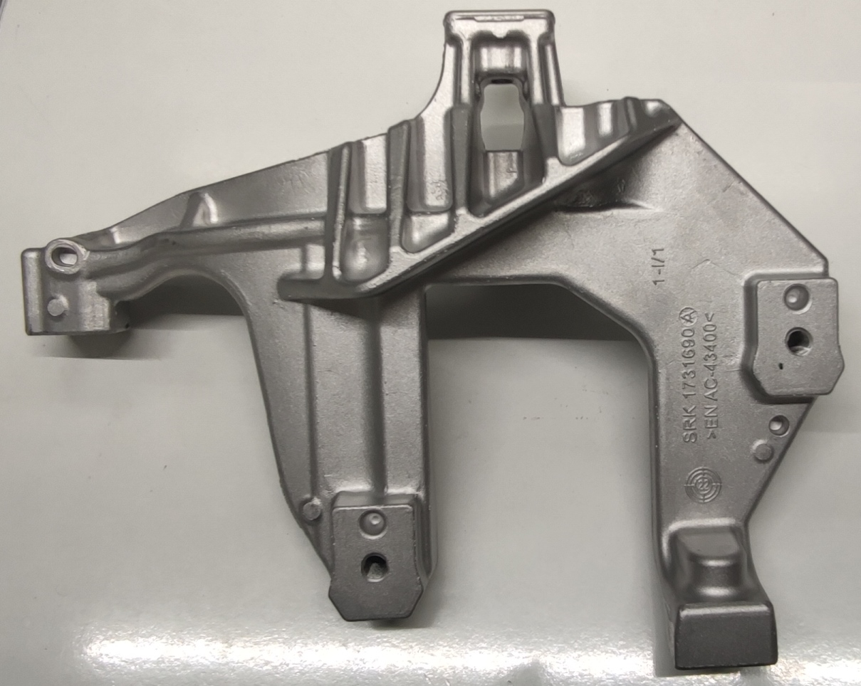 Conform descrierii solicitantului și a fotografiei publicate în baza de date, produsul reprezintă o piesă metalică de formă neregulată, cu o secţiune longitudinală plină la interior.Este fabricată din aliaj de aluminiu. Caracteristici: ȋnălţimea de 105.2 mm, suprafaţa ȋn vedere frontală are lungimea 269.25 mm şi laţimea 206.7 mm. Piesa metalică are multiple locaşe frezate cu diametrul M8.
Procesul tehnologic de obţinere a piesei din aliaj de aluminiu constă în turnarea aliajului de aluminiu, debavurarea şi prelucrarea prin aşchiere a locaşului.
Reprezintă o componentă a piesei antivibraţii tip “ansamblu” utilizată ȋn sistemele de amortizare a vibraţiilor/şocurilor, ȋn speţă această componentă auto tip “ansamblu” asigură partea “elastică” care preia vibraţiile/şocurile ȋntre două componente auto rigide, ȋntre elemente de caroserie şi compatimentul motor.