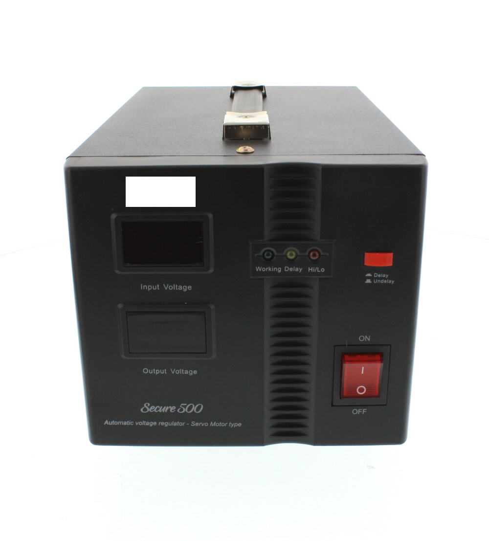 Conform descrierii solicitantului și a fotografiei publicate în baza de date, produsele reprezintă stabilizatoare automate de tensiune, numite și regulatoare automate de tensiune (AVR).
Sunt aparate individuale  care, cuplate la rețeaua electrică de joasă tensiune de curent alternativ, asigură protecția consumatorilor electrici casnici (aparate electrice, electrocasnice) la variația tensiunii electrice (tensiune scăzută, supratensiune). Aparatul dispune de o protecție la supraîncălzire, la scurtcircuit și la tensiune scăzută la iesire. Puterea suportată poate fi cuprinsă între 500-10000VA, în funcție de model. În cazul fluctuațiilor de tensiune din rețeaua electrică, acestea asigură la ieșire o tensiune constantă de 230V, curent alternativ, cu o toleranță de +/- 3%. Componentele stabilizatorului sunt: un transformator, circuite electronice, si  un servo motor. 

Parametrii tehnici: 
Tensiune de intrare: 150-260V AC
Frecvența de intrare: 45Hz~65Hz
Tensiune de ieșire : 230V AC
Frecvența de ieșire: Sincronizat cu rețeaua
Precizia de ieșire: +/- 3%
Factorul de putere: 0.6
Eficiență: >0.95
Temperatura de operare: -10˚C~40˚C
Umiditate de operare: 0~90% (fără condensare)
Nivel Zgomot: ≤56dB (încărcare maximă, distanța de la 1 metru)
Timp de întârziere: 6/180 secunde, selectabil
Protecție: Tensiune scăzută de ieșire, supratensiune, supraîncălzire, scurtcircuit.
Clasa de protecție: I; IP20.