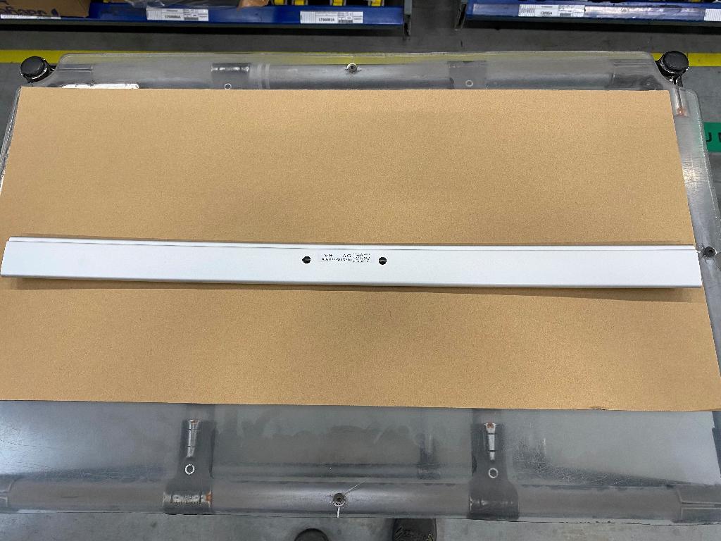 Conform descrierii solicitantului si a imaginilor publicate in baza de date, produsul reprezinta un articol fabricat din aliaj de aluminiu, denumit ”bara pentru parasolar auto”. Produsul are aspect tubular cu muchiile longitudinale usor rotunjite și prezinta doua orificii in partea centrala, un mic orificiu in partea superioara si un canal pentru cablu in interior. Este fabricat prin extrudare, iar dimensiunile lui sunt: lungime 71cm, latime 4,6cm, grosime 1,3cm.

Se utilizeaza in industria auto la fabricarea parasolarelor montate la trapele de autovehicule si are rol de sustinere a materialului textil din parasolar. Produsul asigura conexiunea dintre parasolar si sinele montate in caroseria autovehiculului, permitand astfel închiderea si deschiderea parasolarului.

Avand cele trei orificii, sectiunea transversala a produsului este diferita in dreptul fiecareia dintre ele fata de sectiunea produsului in oricare alta parte a acestuia. Prin urmare, produsul nu poate fi considerat un profil sau tub sau teava, in sensul celor prevazute in Nota 9 de la Sectiunea XV, lit.b), respectiv e) din NC.