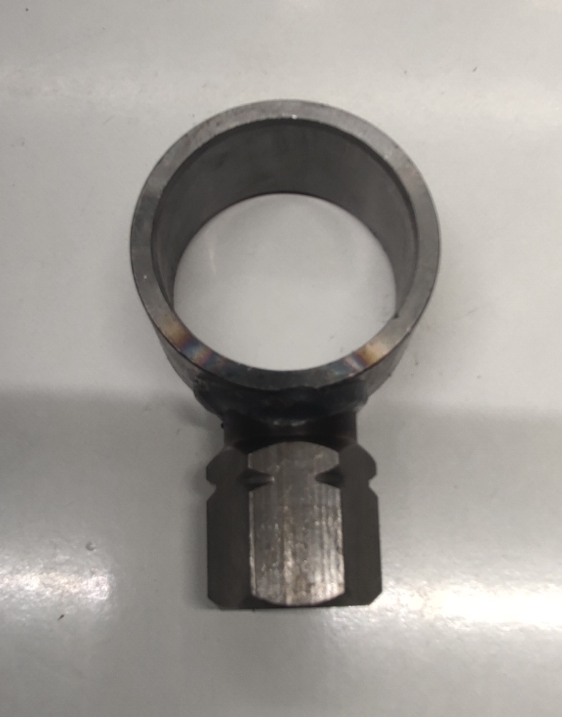 Produsul reprezintă o piesă metalică compusă dintr-o piuliţă şi un tub, asamblate permanent prin sudura, cu o secţiune longitudinală goală la interior, din aliaj de oţel XC38Pb pentru piuliţă şi TU37b BK pentru tub.
Reprezintă o parte a unei piese de tip “bucşă” cu rol antivibraţii (AVS – “anti vibration system”) ȋn cadrul sistemului de suspensie al unui autovehicul și care asigură partea care preia vibraţiile/şocurile, ȋn general între elemente de caroserie şi amortizorul spate.
Caracteristici: ȋnălţimea de 29 mm, piuliţă M12x125 mm cu diametru exterior Ø 24 mm, respectiv tub cu diametru exterior Ø 50 mm şi diametru interior Ø 42 mm.