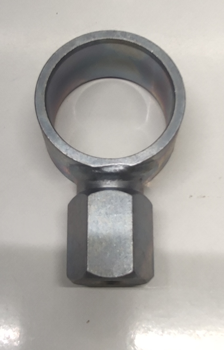 Produsul reprezintă o piesă metalică compusă dintr-o piuliţă şi un tub, asamblate permanent prin sudura, cu o secţiune longitudinală goală la interior, din aliaj de oţel XC38Pb pentru piuliţă şi TU37b BK pentru tub.
Reprezintă o parte a unei piese de tip “bucşă” cu rol antivibraţii (AVS – “anti vibration system”) ȋn cadrul sistemului de suspensie al unui autovehicul și care asigură partea care preia vibraţiile/şocurile, ȋn general între elemente de caroserie şi amortizorul spate.
Caracteristici: ȋnălţimea de 29 mm, piuliţă M10x100 mm cu diametru exterior Ø 24 mm, respectiv tub cu diametru exterior Ø 50 mm şi diametru interior Ø 42 mm.
