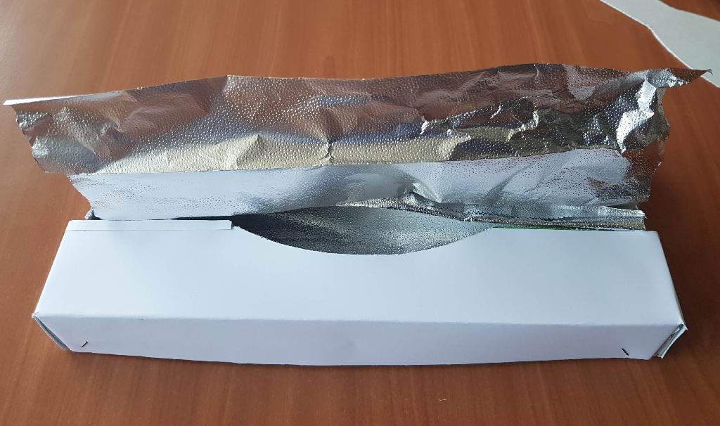 Conform descrierii solicitantului și a fotografiei publicate în baza de date, produsul reprezintă folii de aluminiu, prezentate în cutie, cu extragere ușoară. Sunt fabricate prin laminare.
Se prezintă sub forma de foi pretăiate la dimensiune (dimensiuni între 20 si 40 cm). Pachetele conțin între 50 și 250 foi. Pot fi cu suprafața netedă sau embosate (crearea unui model reliefat sau a unei texturi pe suprafața foliei de aluminiu) 
Sunt destinate uzului casnic în bucătărie (învelire/acoperire alimente, gătit, preparare la cuptor, păstrare alimente la congelator etc.)
Folia de aluminiu are grosimi cuprinse între 9 si 17 microni (0.009 0.017mm).