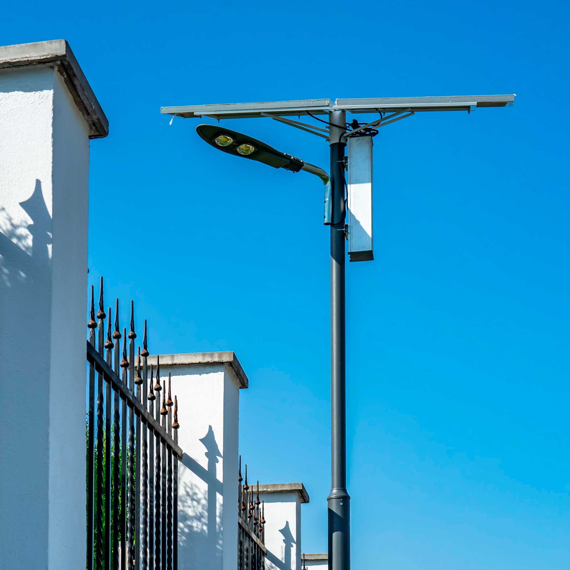 Conform descrierii solicitantului și a fotografiilor publicate în baza de date, produsul reprezintă un aparat electric de iluminat fotovoltaic, prezentat sub forma unui set condiționat pentru vânzarea cu amanuntul. Este format dintr-o lampă de iluminat (cu un unghi de difuzie a luminii de 120-140 grade) prevăzută cu două LED-uri cu o putere de 50W, un încarcator solar (două panouri fotovoltaice, 2 x 80W, interconectate, ce pot asigura o tensiune de 18V și o putere maximă de 80W fiecare),  o unitate de stocare a energiei (acumulator tip Li-Ion, 12V/60Ah) și un stâlp metalic de montaj format din 3 părți și accesorii de montaj, cu o lungime de 6 metri.
Stâlpii solari de iluminat stradal sunt destinați iluminarii zonelor în care nu este posibilă racordarea la rețeaua electrică sau atunci când se dorește o economie de energie.
Lampa de iluminat are carcasa confecționată din aluminiu și folosește energia solară captată de către cele două panouri solare și înmagazinată în acumulatorul Li-Ion, nefiind necesară conectarea acesteia la rețeaua electrică. 
Autonomia acestor lămpi stradale solare poate ajunge până la 10-12 ore însă este influențată de  încărcarea acumulatorului de către panourile solare.
