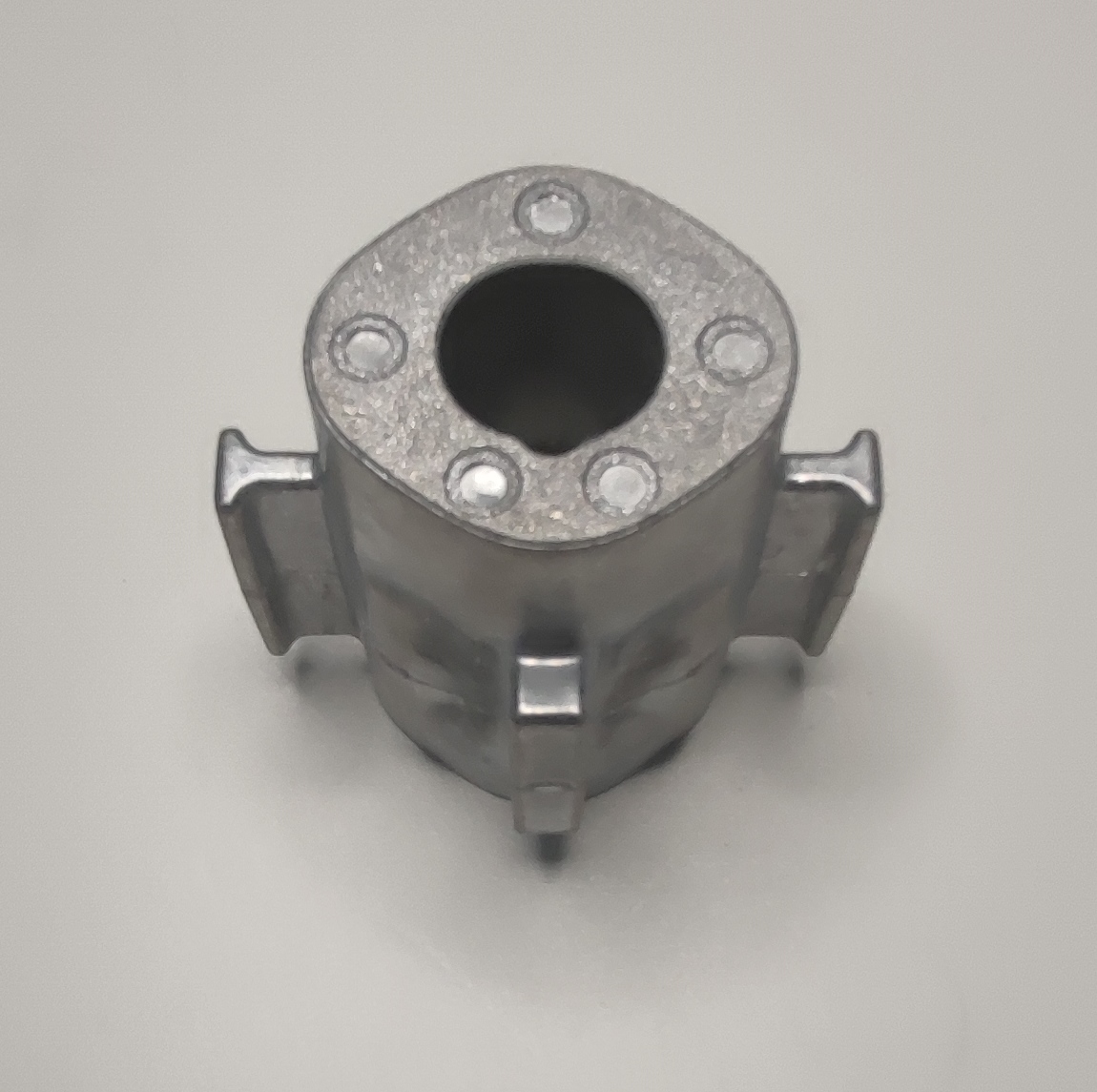 Conform descrierii solicitantului și a fotografiei publicate în baza de date, produsul reprezintă o piesă metalică de formă cilindrică prevazută cu 4 nervuri longitudinale la exterior, cu o sectiune goală la interior, din aliaj de aluminiu EN AC-44300 DIN EN 1706 prelucrat cu următoarele caracteristici: ȋnălţimea de 74.40 mm, suprafaţa ȋn vedere frontală are lungimea de 65.8 mm şi lăţimea 53 mm, interior cu geometrie specifică de poziţionare (ȋn formă de lacrimă) cu următoarele caracteristici: suprafaţa ȋn vedere frontală are lungimea de 16.2 mm si lăţimea de 14.2 mm. Această parte componentă a piesei antivibraţii tip “bucşă” este fabricată conform specificaţiilor tehnice, exclusiv pe autovehiculul Mercedes EVA2, conform proiect P001444 pentru constructorul de autovehicule Daimler.
Procesul tehnologic de obţinere a piesei din aliaj de aluminiu este cel de turnare ȋn forme metalice, tăiere (debitare la lungime) şi prelucrare prin aşchiere a locaşului.
Piesa importată reprezintă componentă esenţială a piesei antivibraţii tip “bucşă” utilizată de constructorii auto ȋn sistemele de amortizare a vibraţiilor/şocurilor, ȋn speţă această componentă auto tip “bucşă” asigură partea “elastică” care preia vibraţiile/şocurile ȋntre două componente auto rigide, ȋn general ȋntre elemente de caroserie şi punte spate. Ȋn România asupra piesei se intervine exclusiv cu tratamente chimice (adezivare) care asigură curăţarea de impurităţi ȋn vederea asigurării aderenţei necesare aplicării unui strat de cauciuc. Ȋn fapt, după punerea ȋn libera  circulaţie, aceste piese sunt supuse ȋn România următorului proces tehnologic: adezivarea, vulcanizarea şi marcarea laser piesei metalice. După prelucrare rezultă un produs finit.
Anterior importului, piesa suportă prelucrări tehnologice şi constructive definitive, respectiv este prelucrată la caracteristicile tehnice şi constructive pentru montarea ȋn produsul finit (lungime, grosime, dimensiuni exterioare, diametru interior, duritate, rugozitate, etc.).