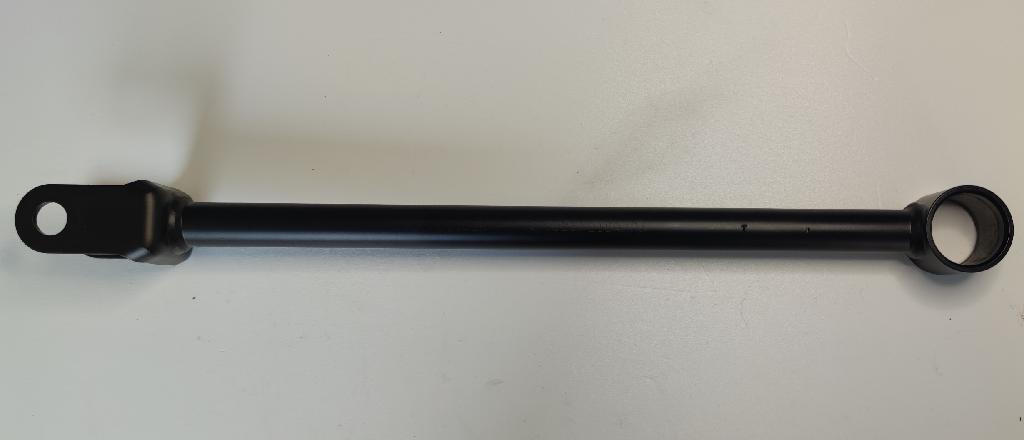Conform descrierii solicitantului și a fotografiei publicate în baza de date, produsul reprezintă o piesă metalică din oțel (bieletă), formata din trei componente asamblate prin sudare, cu următoarele caracteristici: suprafaţa ȋn vedere frontală are lungimea de 433.1 mm si lăţimea de 47 mm, iar părţile componente: suportul este o piesă metalică din aliaj de oţel S460 MC NF EN 10149-2, partea centrală a piesei este un tub metalic din aliaj de oţel E355 +C NF EN 10305-2 cu o secţiune goală la interior, diametrul exterior Ø20 mm, diametrul interior Ø15 mm, respectiv guler metalic din aliaj de oţel E355 +C NF EN 10305-1  cu o secţiune goală la interior, diametrul exterior Ø39 mm, diametrul interior Ø32 mm. 
	Procesul tehnologic de obţinere a piesei din aliaj de oţel importată de SC Sumiriko AVS Romania este cel de extrudare profil de oţel, tăiere (debitare la lungime), prelucrare prin aşchiere a locaşului şi asamblare prin sudare a părţilor componente.
	Piesa importată reprezintă componentă esenţială a piesei antivibraţii tip “ansamblu” utilizată de constructorii auto ȋn sistemele de amortizare a vibraţiilor/şocurilor, ȋn speţă această componentă auto tip “ansamblu” asigură partea “elastică” care preia vibraţiile/şocurile ȋntre două componente auto rigide, ȋn general ȋntre elemente de caroserie şi punte spate. După punerea ȋn libera  circulaţie, aceste piese sunt supuse ȋn România următorului proces tehnologic: asamblarea piesei in ansamblu cu o bucsa vulcanizată. După prelucrare rezultă un produs finit.
Anterior importului, piesa suportă prelucrări tehnologice şi constructive definitive, respectiv este prelucrată la caracteristicile tehnice şi constructive pentru montarea ȋn produsul finit (lungime, grosime, dimensiuni exterioare, diametru interior, duritate, rugozitate, etc.)