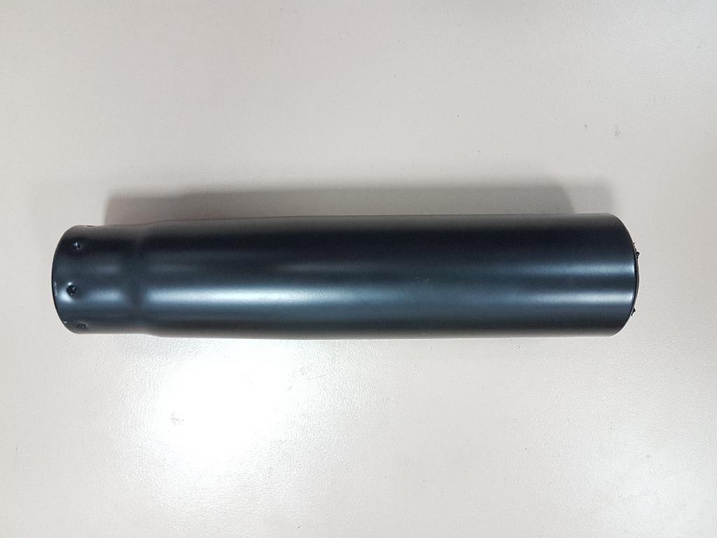 Conform descrierii solicitantului si a fotogafiilor anexate, produsul reprezintă un tub de presiune.
Intră în componența unui ansamblu amortizor de la un scaun cu înălțime reglabilă.
Este fabricat dintr-o țeavă de oțel inoxidabil, sudată pe generatoare. Secțiunea este circulară, diametrul variind pe lungimea acesteia. Este strunjită la ambele capete. Este ranforsată la un capăt și conicizată in partea ranforsării. Este tratată termic si termochimic. Capul țevii de presiune, prin ranforsarea executată și sudarea unei șaibe la capăt, va asigura întreg ansamblul împotriva autodemontării. Este prevazută cu o bucșă din plastic fixată cu știfturi presate pentru a asigura blocarea în tubul metalic. Conul tubului de presiune va transfera momentul de torsiune din șezutul/ spătarul scaunului, către baza acestuia.
Lungimea variază între 192 mm si 374 mm, iar diametrul exterior este cuprins între 40 mm si 50 mm.