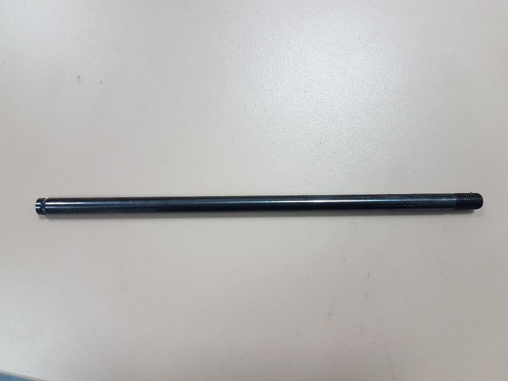 Conform descrierii solicitantului si a fotografiilor publicate în baza de date, produsul reprezintă o tijă piston din oțel.
Intră în compunerea unui piston pneumatic, care la rândul lui este parte componentă a ansamblului pneumatic ce constitue un amortizor cu gaz.
Amortizorul este folosit în industria mobilierului (scaune de birou) și asigură reglarea pe înălțime a șezutului scaunului.
Tija piston este fabricată dintr-o bară de oțel, prin debitarea la cota de fabricație , strunjirea acesteia, șanfrenarea, nituirea zonei superioare. Are suprafața tratată termochimic prin nitrurare și lustruită în vederea asigurării etanșării, putând avea diametrul cuprins între 8 mm si 10 mm, lungime cuprinsă între 68 mm si 423 mm, greutate între 60 g si 100 g.
La final se face montajul elementelor de piston pe tijă.