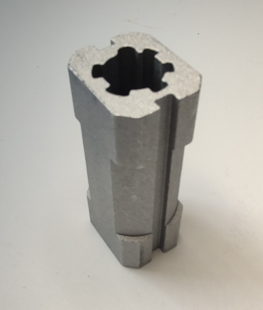 Conform descrierii solicitantului și a fotografiei publicate în baza de date, produsul reprezintă o piesă metalică de formă paralelipipedică prevazută cu canale, cu o sectiune transversală goală la interior, din aliaj de aluminiu EN AW-6082 T6 DIN EN 755-2 prelucrat cu urmatoarele caracteristici: ȋnălţimea de 78.8 mm, suprafaţa ȋn vedere frontală are lungimea 34.2 mm şi laţimea 28 mm, diametru interior cu geometrie specifică de poziţionare de Ø17.1 mm. La mijloc piesa metalică are un locaş frezat cu următoarele caracteristici: diametrul Ø 34 mm pe o lungime de 40 mm. Această parte componentă a piesei antivibraţii tip “bucşă” este fabricată conform specificaţiilor tehnice, exclusiv pe autovehiculul BMW , conform proiect P000875 pentru constructorul de autovehicule BENTELER.
Procesul tehnologic de obţinere a piesei din aliaj de aluminiu este cel de extrudare profil de aluminiu, tăiere (debitare la lungime) şi prelucrare prin aşchiere a locaşului.
Piesa importată reprezintă componentă a piesei antivibraţii tip “bucşă” utilizată de constructorii auto ȋn sistemele de amortizare a vibraţiilor/şocurilor, ȋn speţă această componentă auto tip “bucşă” asigură partea “elastică” care preia vibraţiile/şocurile ȋntre două componente auto rigide, ȋn general ȋntre motor şi elemente de caroserie. După punerea ȋn libera  circulaţie, aceste piese sunt supuse ȋn România următorului proces tehnologic: overmolding mase plastice, adezivare, respectiv vulcanizare. După vulcanizare rezultă un produs finit.
Anterior importului, piesa suportă prelucrări tehnologice şi constructive definitive, respectiv este prelucrată la caracteristicile tehnice şi constructive pentru montarea ȋn produsul finit (lungime, grosime, dimensiuni exterioare, diametru interior, duritate, rugozitate, etc.).