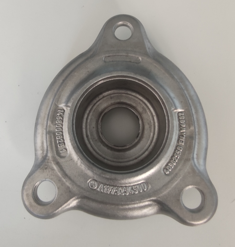 Conform descrierii solicitantului și a fotografiei publicate în baza de date, produsul reprezintă o piesă metalică, cu o secţiune longitudinală plină la interior, din aliaj de aluminiu EN AW 6082 T6 DIN EN 586-2, prelucrată
Caracteristici: ȋnălţimea de 56.3 mm, suprafaţa ȋn vedere frontală are lungimea 165.5 mm şi lăţimea 142.58 mm. La mijloc produsul are un locaş frezat cu diametrul Ø32 mm pe toată grosimea piesei. De asemenea, produsul are trei găuri de fixare cu diametrul Ø14.4 mm. 
Procesul tehnologic de obţinere a piesei din aliaj de aluminiu este cel de forjare, debitare şi prelucrare prin aşchiere a locaşului.
Piesa importată reprezintă componentă esenţială a piesei antivibraţii tip “ansamblu” utilizată de constructorii auto ȋn sistemele de amortizare a vibraţiilor/şocurilor, ȋn speţă această componentă auto tip “ansamblu” asigură partea “elastică” care preia vibraţiile/şocurile ȋntre două componente auto rigide, ȋntre elemente de caroserie şi puntea faţă.
După punerea ȋn libera  circulaţie, aceste piese sunt supuse ȋn România următorului proces tehnologic: sertizare piuliţe in găurile de fixare, introducere ansamblu vulcanizată şi roluire capac pe piesă. După prelucrare rezultă un produs finit conform imaginii alăturate.
Anterior importului, piesa suportă prelucrări tehnologice şi constructive definitive, respectiv este prelucrată la caracteristicile tehnice şi constructive pentru montarea ȋn produsul finit (lungime, grosime, dimensiuni exterioare, diametru interior, duritate, rugozitate, etc.), fapt ce face ca ȋn România, ulterior importului, să nu necesite alte prelucrări care să ȋi schimbe aceste caracteristici tehnice şi constructive.