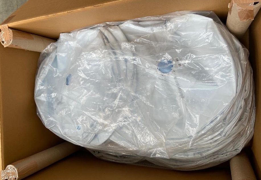 Conform descrierii solicitantului si fotografiilor publicate in baza de date, produsul reprezinta o perna gonflabila utilizata in industria auto, ca parte a modulelor airbag ce se monteaza pe volan cu rol de protectie a soferului in momentul impactului.
Perna gonflabila este confectionata din fibre de poliamida de rezistenta ridicată, este cusuta, pliata si prevazuta cu o lipitura in care adezivul pe baza de silicon este aplicat tridimensional, permitand formarea compartimentului airbagului si etansarea pernei gonflabile in functie de sarcina.
Produsul este prevazut cu accesorii confectionate din material plastic si metal, destinate montarii pe caroseria autovehiculului (prindere prin insurubare), fara formare termica. Adecvat pentru tehnologia de umflare la rece. 
Produsul este destinat exclusiv montajului pe autoturisme.