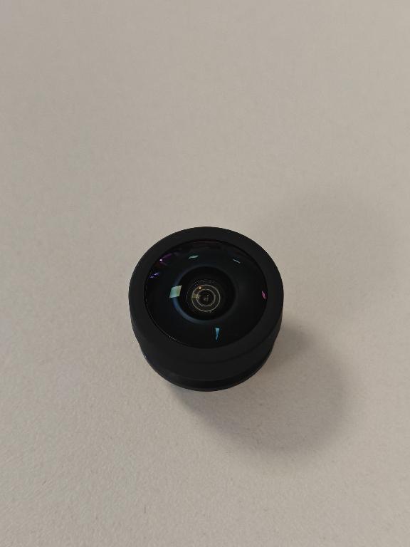 Produsul reprezinta un obiectiv pentru o camera video care consta dintr-un sistem de lentile din sticla prelucrate optic. Acestea sunt incastrate intr-un suport cilindric din aliaj de aluminiu, vopsit in culoare neagra. Obiectivul se integreaza intr-o camera video cu senzor CMOS. Obiectivul are urmatoarele caracteristici: 
- un camp vizual orizontal de cuprins intre min. 193 grade si maxim 199 grade;
- o distanta focala de minim 6.3 mm si maxim 6.5 mm;
- o deschidere relativa de minim F/2 si maxim F/2.2;
- diametru de exterior de 17 mm.