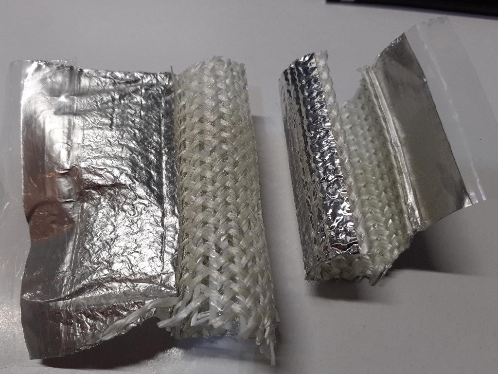 Conform descrierii solicitantului si fotografiei publicate in baza de date, produsul cu denumirea de tub reprezinta un articol finit sub forma unui manson tubular despicat, din tesatura de fibra de sticla impregnata cu rasina si imbracata la exterior cu o folie din aluminiu. 
Materialul compozit cu rol izolator are grosimea de 1,14 mm si este modelat in forma cilindrica / tubulara cu laterala deschisa (si marginile tesaturii finisate), cu diametru de 28 mm si lungime 75 mm. 
Articolul este destinat pentru protectia furtunurilor de cauciuc fata de componentele generatoare de caldura ale motoarelor auto, pentru a le asigura izolarea termica. 
Mod de ambalare: 300 buc./ sac de plastic, in cutii de carton. 
Produsul nu poate fi recunoscut ca fiind destinat exclusiv domeniului declarat. Caracterul esential este dat de tesatura de fibra de sticla cu rol izolator.