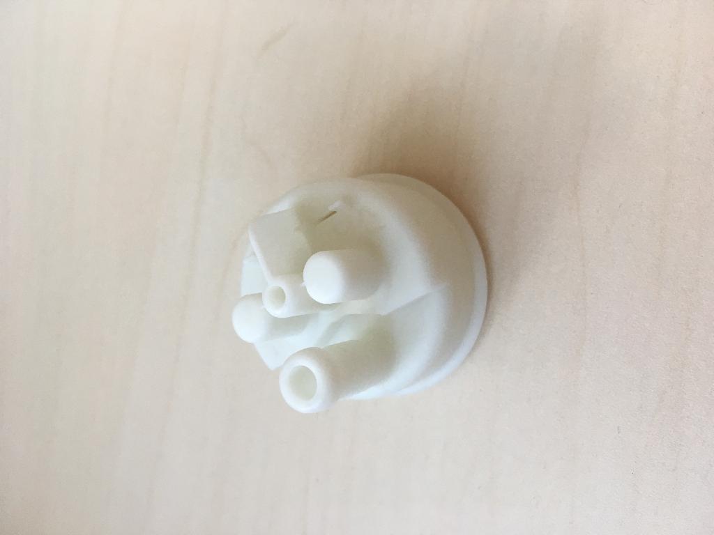 Produsul reprezinta o piesa de conexiune utilizată la o pompă de combustibil a unui autovehicul. Produsul consta dintr-o piesa confectionata dintr-un material plastic ranforsat cu fibra de sticla, are o forma aproximativ cilindrica fiind prevazut cu o fanta, degajari, orificii si stuturi. Produsul conectează corpul pompei de alimentare cu combustibil cu motorul unei masini si reprezinta o parte de pompa. Pot avea diferite culori.

Produsul are rolul de legatura care conectează corpul pompei de alimentare cu combustibil cu motorul unei masini si reprezinta o parte de pompa.

Pot avea diferite culori.