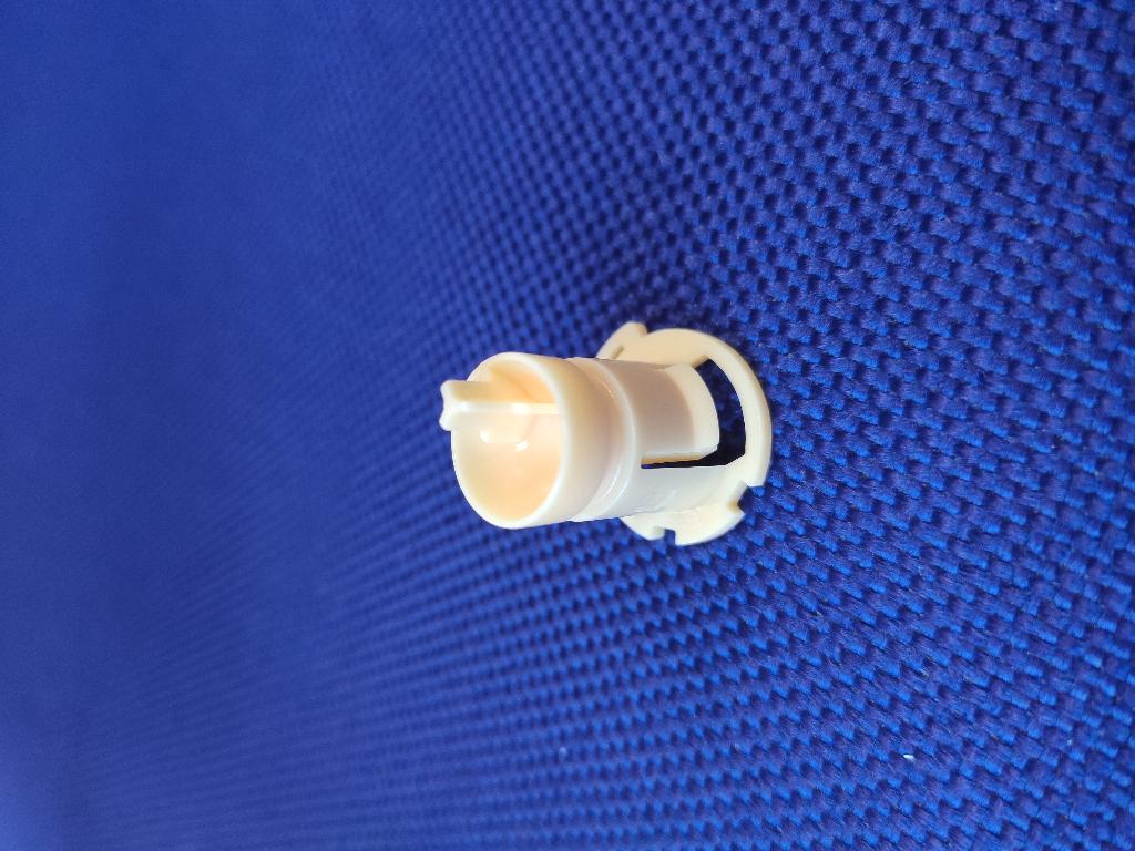 Conform descrierii solicitantului si a fotografiilor publicate in baza de date, produsul reprezinta un capac fabricat din material plastic, pentru pompa de combustibil a unui autovehicul.

Este parte componenta a modului de transfer al unitatii de alimentare cu combustibil, prin care se aduce combustibilul din camera secundara in cea principala a rezervorului, la automobilele la care rezervorul este
pozitionat peste axul masinii. Componenta etanseaza circuitul hidraulic prin care se actioneaza pompa Venturi din camera secundara, care absoarbe combustibilul si il trimite in cea principala.

Este fabricat prin injectie în matrita, având tolerante dimensionale permise foarte mici.
Are o formă complexa.
Dimensiuni de gabarit: diametru 16 mm, lungime 27 mm.
Greutate: 2,4 grame.