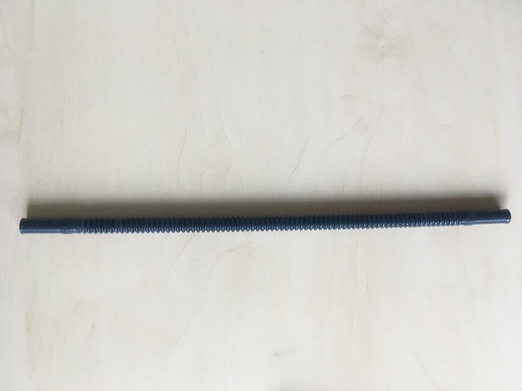 Conform descrierii puse la dispozitie de catre solicitant si imaginilor publicate in baza de date, produsul reprezinta un tub flexibil nervurat/ gofrat, din material plastic, utilizat pentru pompele de combustibil ale autovehiculelor.
Acesta asigura circulatia combustibilului intre partile componente ale unitatii de alimentare cu combustibil, respectiv face legatura intre pompa, filtre, regulatoare de presiune, valve si flansa, pentru a transmite combustibilul catre motor.
Produsul nu este ranforsat sau asociat cu alte materiale, nu este prevazut cu alte accesorii. Presiunea minima de rupere este cuprinsa intre 2,2 si 4 MPa.