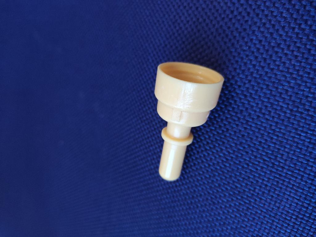 Conform descrierii puse la dispozitie de catre solicitant si imaginilor publicate in baza de date, produsul este o piesa din material plastic ce reprezinta parte a pompei de combustibil a unui autovehicul.
Este o parte componenta a unitatii de alimentare cu combustibil si are rolul de a face conexiunea intre partile componente prin care circula combustibilul.
Piesa este fabricata prin injectie în matrita, are forma specifica utilizarii, cu tolerante dimensionale permise foarte mici. Dimensiuni de gabarit: lungime 40mm, diametru 15mm și greutate 5 grame.