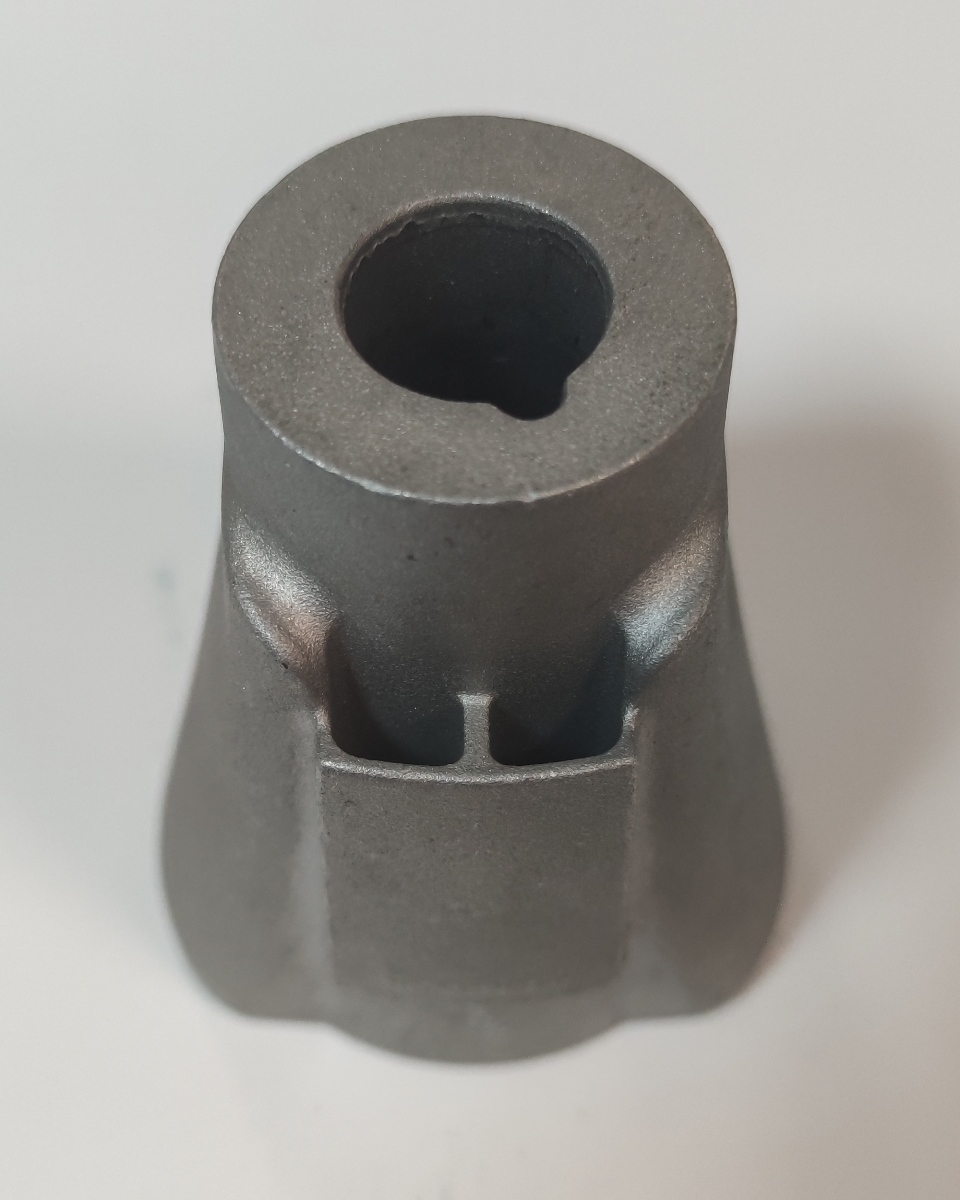 Conform descrierii solicitantului și a fotografiei publicate în baza de date, produsul reprezintă o piesă metalică de formă cilindro-conică, cu o secţiune transversală goală la interior, din aliaj de aluminiu (EN AC-43400 F DIN EN 1706). Are următoarele caracteristici: ȋnălţimea de 73.3 mm, suprafaţa ȋn vedere frontală la un capăt are lungimea 57 mm şi lăţimea 46 mm; suprafaţa ȋn vedere frontală la celălalt capăt are diametru exterior Ø 34.5 mm diametru interior cu geometrie specifică de poziţionare de Ø17.1 mm. 
Piesa este fabricată prin turnare sub presiune, după care suportă prelucrări tehnologice şi constructive definitive, respectiv este prelucrată la caracteristicile tehnice şi constructive pentru montarea ȋn produsul finit (lungime, grosime, dimensiuni exterioare, diametru interior, duritate, rugozitate, etc.)
Piesa importată este o componentă a piesei antivibraţii tip “bucşă” utilizată de constructorii auto ȋn sistemele de amortizare a vibraţiilor/şocurilor. În speţă, această componentă auto tip “bucşă” asigură partea “elastică” care preia vibraţiile/şocurile ȋntre două componente auto rigide, ȋn general ȋntre motor şi elemente de caroserie.
După punerea ȋn liberă  circulaţie, aceste piese sunt supuse ȋn România următorului proces tehnologic: adezivare armatura de aluminiu, respectiv vulcanizare. După vulcanizare rezultă un produs finit.