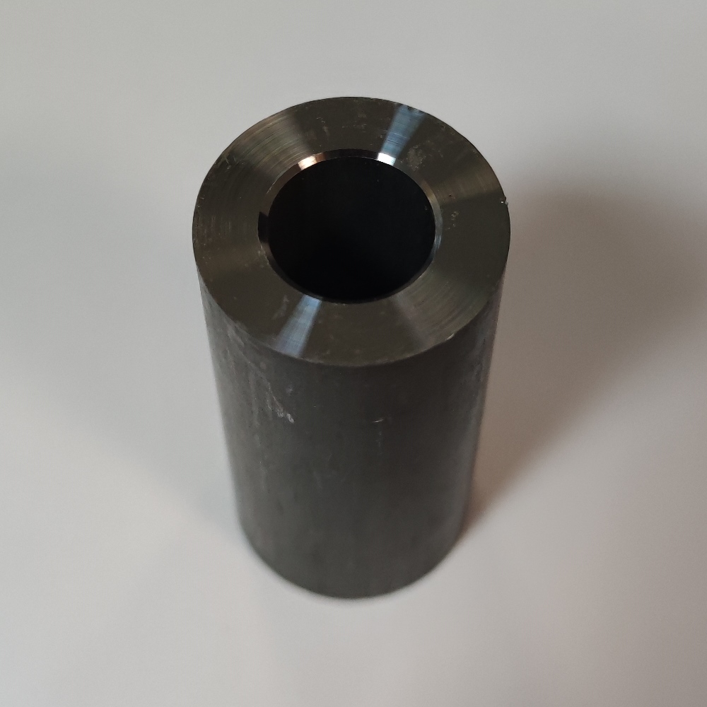 Produsul reprezinta o piesa metalica de forma cilindrica, cu o secţiune cilindrica goala la interior, din oţel nealiat TU 37b BK, fabricata conform standardului EN 10305-1, avand urmatoarele caracteristici: ȋnalţimea de 61.85 mm, suprafaţa ȋn vedere frontala are diametrul exterior Ø 30 mm si diametru interior de Ø 16 mm cu tesituri la interior. Valoarea achivalenta a continutului de carbon (VEC) calculat pentru material este mai mica de 0.86. 
Aceasta este o parte componenta a piesei antivibraţii tip “bucsa”. Dupa import, asupra piesei se intervine cu tratamente chimice (adezivare) care asigura curaţarea de impuritaţi ȋn vederea asigurarii aderenţei necesare aplicarii unui strat de cauciuc. Dupa prelucrare rezulta un produs finit. Piesa reprezinta o parte a unui sistem AVS al autovehiculelor.