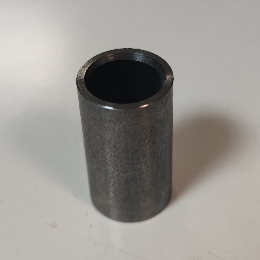 Produsul reprezinta o piesa metalica de forma cilindrica, cu o secţiune cilindrica goala la interior, din oţel nealiat TU 56b BK, fabricata conform standardului EN 10305-1, avand urmatoarele caracteristici: ȋnalţimea de 42.65 mm, suprafaţa ȋn vedere frontala are diametrul exterior Ø 24 mm si diametru interior de Ø 19 mm cu tesituri la interior. Valoarea achivalenta a continutului de carbon (VEC) calculat pentru material este mai mica de 0.86.
Aceasta este o parte componenta a piesei antivibraţii tip “bucsa”. Dupa import, asupra piesei se intervine cu tratamente chimice (adezivare) care asigura curaţarea de impuritaţi ȋn vederea asigurarii aderenţei necesare aplicarii unui strat de cauciuc. Dupa prelucrare rezulta un produs finit. Piesa reprezinta o parte a unui sistem AVS al autovehiculelor.
