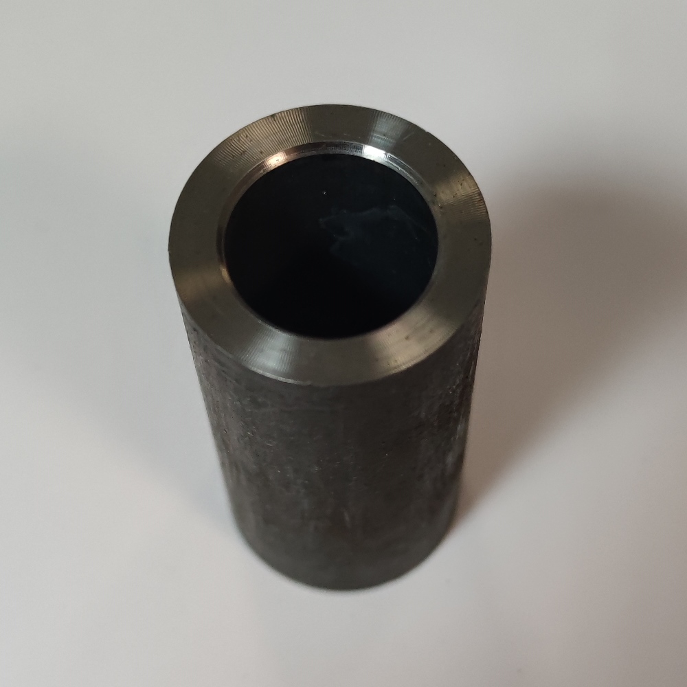 Produsul reprezinta o piesa metalica de forma cilindrica, cu o secţiune cilindrica goala la interior, din oţel nealiat TU 37b BK, fabricata conform standardului EN 10305-1, avand urmatoarele caracteristici: ȋnalţimea de 61.85 mm, suprafaţa ȋn vedere frontala are diametrul exterior Ø 30 mm si diametru interior de Ø 20 mm cu tesituri la interior. Valoarea achivalenta a continutului de carbon (VEC) calculat pentru material este mai mica de 0.86.
Aceasta este o parte componenta a piesei antivibraţii tip “bucsa”. Dupa import, asupra piesei se intervine cu tratamente chimice (adezivare) care asigura curaţarea de impuritaţi ȋn vederea asigurarii aderenţei necesare aplicarii unui strat de cauciuc. Dupa prelucrare rezulta un produs finit. Piesa reprezinta o parte a unui sistem AVS al autovehiculelor.