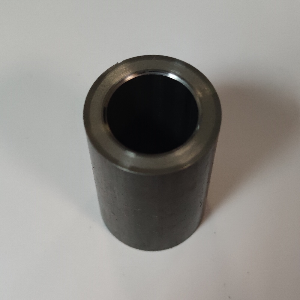 Produsul reprezinta o piesa metalica de forma cilindrica, cu o secţiune cilindrica goala la interior, din oţel nealiat TU 56b BK, fabricata conform standardului EN 10305-1, avand urmatoarele caracteristici: ȋnalţimea de 49.85 mm, suprafaţa ȋn vedere frontala are diametrul exterior Ø 30 mm si diametru interior de Ø 20 mm cu tesituri la interior. Valoarea achivalenta a continutului de carbon (VEC) calculat pentru material este mai mica de 0.86.
Aceasta este o parte componenta a piesei antivibraţii tip “bucsa”. Dupa import, asupra piesei se intervine cu tratamente chimice (adezivare) care asigura curaţarea de impuritaţi ȋn vederea asigurarii aderenţei necesare aplicarii unui strat de cauciuc. Dupa prelucrare rezulta un produs finit. Piesa reprezinta o parte a unui sistem AVS al autovehiculelor.