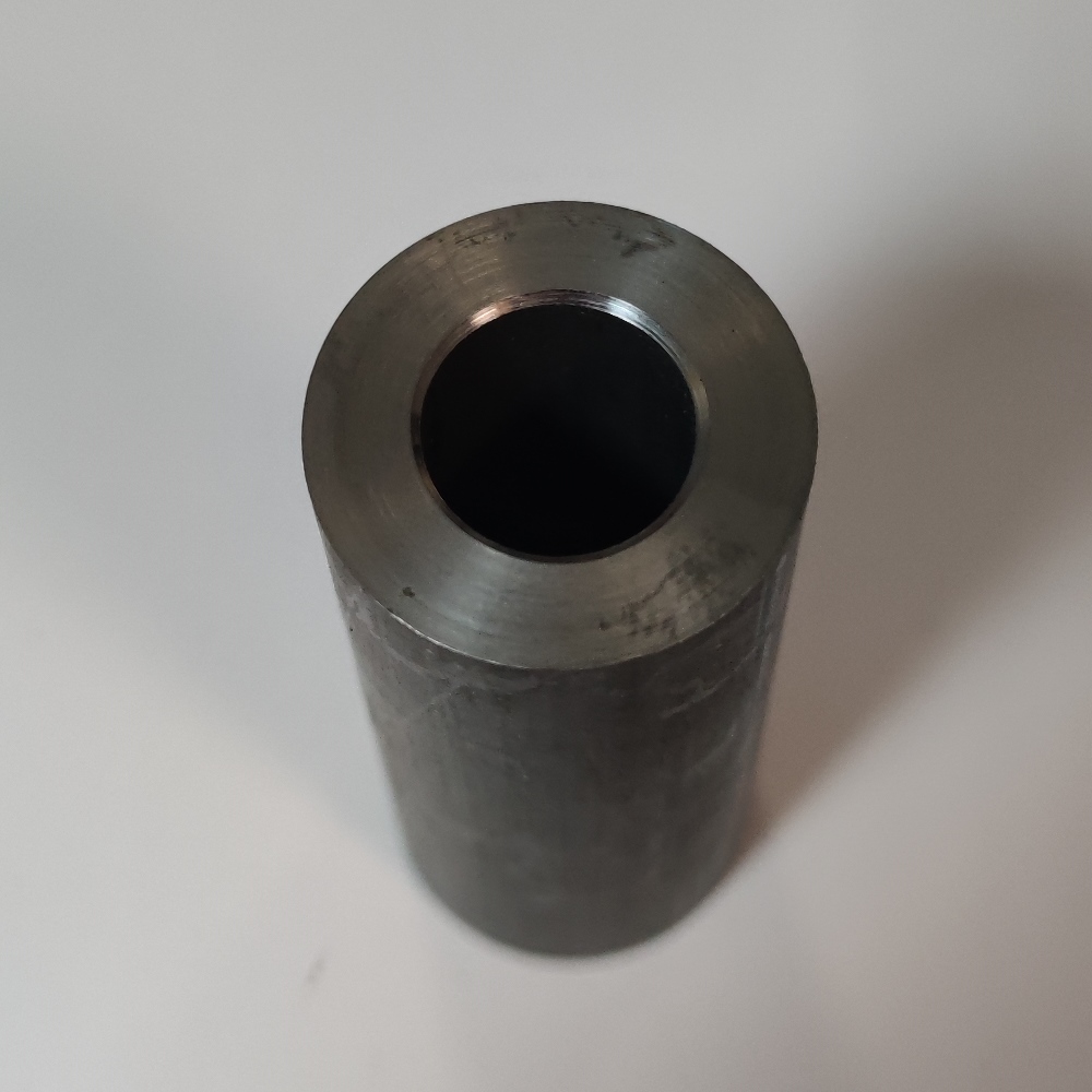 Produsul reprezinta o piesa metalica de forma cilindrica, cu o secţiune cilindrica goala la interior, din oţel nealiat TU 37b BKW, fabricata conform standardului EN 10305-1, avand urmatoarele caracteristici: ȋnalţimea de 73 mm, suprafaţa ȋn vedere frontala are diametrul exterior Ø 30 mm si diametru interior de Ø 16.3 mm cu tesituri la interior. Valoarea achivalenta a continutului de carbon (VEC) calculat pentru material este mai mica de 0.86.
Aceasta este o parte componenta a piesei antivibraţii tip “bucsa”. Dupa import, asupra piesei se intervine cu tratamente chimice (adezivare) care asigura curaţarea de impuritaţi ȋn vederea asigurarii aderenţei necesare aplicarii unui strat de cauciuc. Dupa prelucrare rezulta un produs finit. Piesa reprezinta o parte a unui sistem AVS al autovehiculelor.