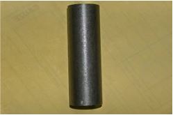 Produsul reprezinta o piesa metalica de forma cilindrica, cu o secţiune cilindrica goala la interior, din oţel nealiat TU 37b BK, fabricata conform standardului EN 10305-1, avand urmatoarele caracteristici: ȋnalţimea de 65.85 mm, suprafaţa ȋn vedere frontala are diametrul exterior Ø 30 mm si diametru interior de Ø 16 mm cu tesituri la interior. Valoarea achivalenta a continutului de carbon (VEC) calculat pentru material este mai mica de 0.86.
Aceasta este o parte componenta a piesei antivibraţii tip “bucsa”. Dupa import, asupra piesei se intervine cu tratamente chimice (adezivare) care asigura curaţarea de impuritaţi ȋn vederea asigurarii aderenţei necesare aplicarii unui strat de cauciuc. Dupa prelucrare rezulta un produs finit. Piesa reprezinta o parte a unui sistem AVS al autovehiculelor.