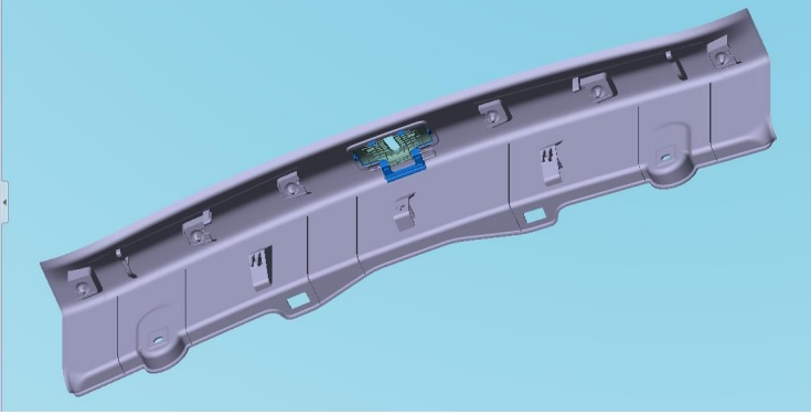 Conform descrierii solicitantului și a fotografiei publicate în baza de date, produsul reprezintă un ornament fabricat din material plastic. Reprezintă un finisaj pentru panoul pragului spate din compartimentul portbagajului autovehiculului.