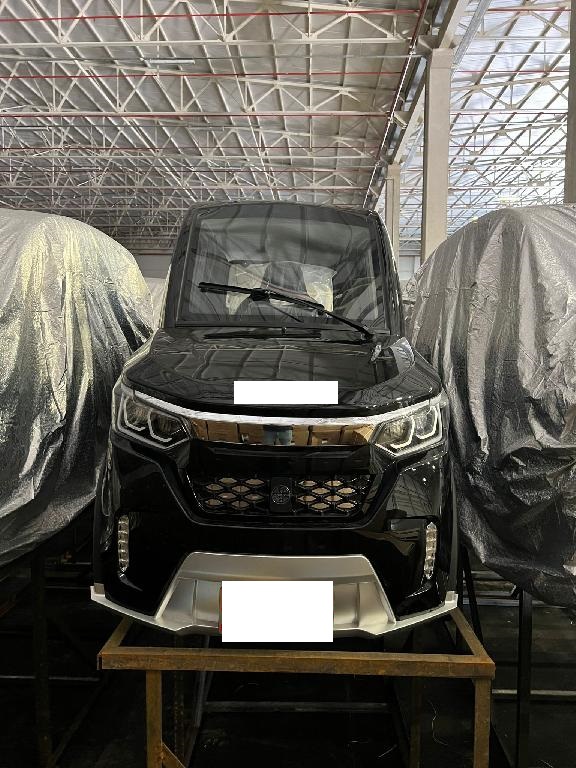 Conform descrierii solicitantului și a fotografiilor publicate în baza de date produsul reprezintă un autoturism electric, cu două locuri, conceput pentru transportul persoanelor.
Este un vehicul pe patru roți propulsat exclusiv de un motor electric cu o putere de 2.0 kw. Este destinat utilizării pe drumurile publice. Dimensiunile vehiculului sunt: înălțimea de 1610 cm, lungimea de 2605 cm, și lățimea de 1650 cm. Atinge o viteză maximă de 25 km/h și are o greutate de 340 kg. Este echipat cu un volan standard de autoturism, iar schimbarea sensului de mers se face printr-un comutator electric cu două trepte (una pentru mersul înainte și alta pentru mersul înapoi).
Direcția este mecanică (acționată prin roți dințate și cremalieră) și se schimbă prin rotirea volanului spre stânga sau spre dreapta. Șasiul este de tip cadru tubular. Scaunul șoferului este fixat pe o șină reglabilă și dispune de centură de siguranță în trei puncte, iar bancheta din spate este fixă și dispune de o centură de siguranță în două puncte. Sunt prezente două ferestre mici pe lateralele din spate și o fereastră pe lunetă. Dispune de două uși batante prevăzute cu ferestre, pe fiecare laterală. Nu are un panou despărțitor permanent între habitaclu și partea din spate, deoarece nu dispune de spațiu pentru marfă. Interiorul prezintă urmatoarele elemente de confort: găuri de ventilație pentru răcire și încălzire, mochetă, radio, display, geamuri electrice.