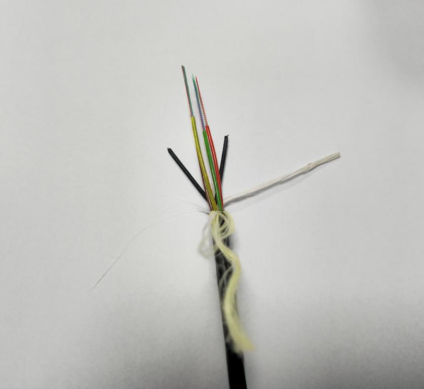 Produsul reprezinta un cablu de comunicatie care contine 6, 24, 48, 96, 144, 192, 256 sau 288 fibre optice de 125um, neizolate individual. Fibrele sunt vopsite in culori diferite. Este un cablu cu sectiunea de 5,7 -10,6 mm, de culoare ivory sau neagra. Produsul este compus astfel: fibre optice grupate cate 6 sau 12 intr-o izolatie comuna, gel, compus de umplere (filling compound), fibre de plastic FRP, fir de rupere (ripcord), fibre de aramida (aramid yarn), camasa exterioara din polietilena HDPE. Cablul se utilizeaza pentru transmiterea de informatii (imagini, sunete, date, etc.) folosind lumina care este trasmisa pe mai multe lungimi de unda in interiorul fibrelor optice. Cablul este rulat pe tambur din lemn.