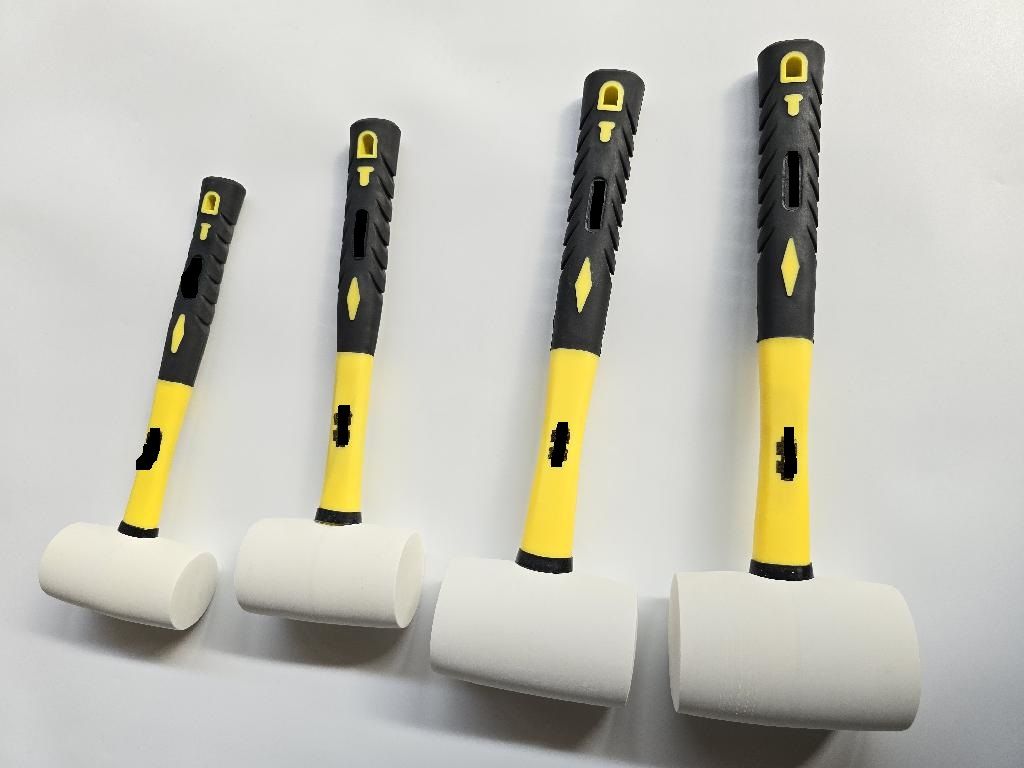 Potrivit descrierii si imaginilor furnizate de solicitant, produsul este un ciocan cu cap din cauciuc sintetic, moale, de culoare alba, cu maner din fibra de sticla si material plastic.
Capul este asigurat de maner cu adeziv si un stift de otel.
Se prezinta in diverse dimensiuni, potrivit utilizarilor, si se ambaleaza mai multe bucati in cutii de carton.
Reprezinta un articol de uz tehnic, cu utilizari diverse (lucrari usoare și grele în fabricarea bijuteriilor, lucrari ingineresti, constructii etc.).
Caracterul esential al articolului este dat de partea lui prelucratoare/ functionala, respectiv de capul de cauciuc sintetic, neintarit si nealveolar.
Stiftul metalic de fixare nu este considerat relevant astfel incat articolul sa fie considerat o piesa din cauciuc-metal.