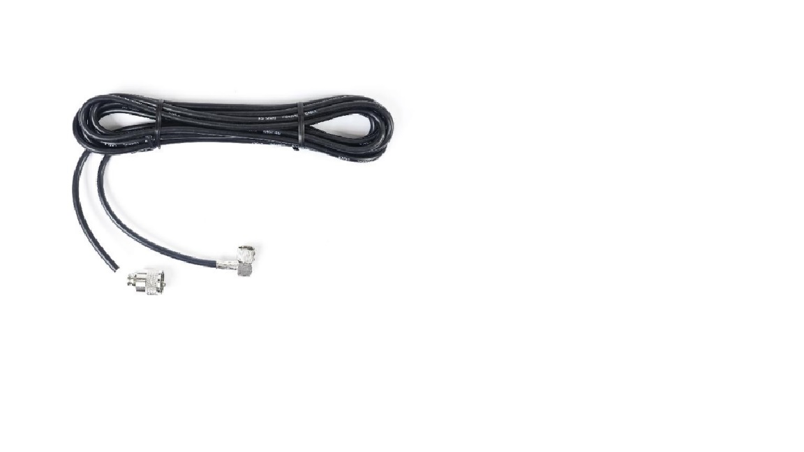 Conform descrierii solicitantului si imaginilor publicate in baza de date, produsul consta in mai multe modele de cabluri de legatura coaxiale RG58, izolate, cu impedanta de 50 Ohm. Aceste cabluri sunt utilizate pentru conectarea unor statii radio emisie-receptie la antene pentru frecvente radio. Fiecare cablu este prevazut la un capat cu o mufa PL259, care se conecteaza la statia radio, iar la celalalt capat cu o montura pentru conectarea antenei, prin infiletare sau printr-un surub cu fluture. Lungimea cablurilor variaza in functie de model: 4 m si 5,28 m. Prezenta decizie se aplica exclusiv cablurilor coaxiale RG58 ambalate individual si comercializate separat, care nu includ antene sau suporturi de montaj pentru antene, ci doar conectorii specifici ai cablului.