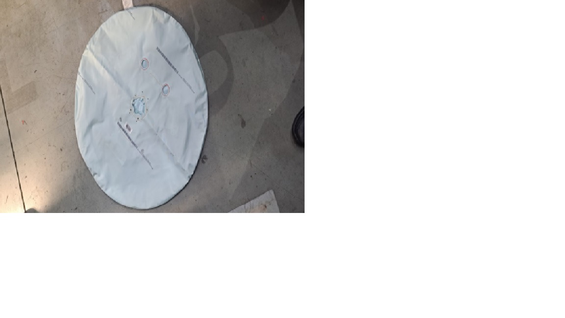 Produsul reprezinta o perna gonflabila utilizata in industria auto, ca parte a modulelor airbag ce se monteaza pe volan cu rol de protectie a soferului in momentul impactului.
Perna gonflabila este confectionata din fibre de poliamida de rezistenta ridicata, este cusuta, pliata si prevazuta cu o lipitura in care adezivul pe baza de silicon este aplicat tridimensional, permitand formarea compartimentului airbagului si etansarea pernei gonflabile in functie de sarcina.
Produsul este prevazut cu accesorii confectionate din material plastic si metal, care se monteaza pe caroseria autovehiculului (prindere prin insurubare), fara formare termica. Este adecvat pentru tehnologia de umflare la rece. Diametrul pernei gonflabile este de 670 mm, iar greutatea e de 277.5 g.