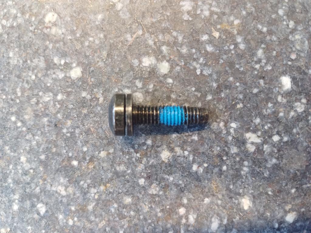Produsul reprezinta un surub M6x23 negru cu filet. Are capatul retezat avand ultimii 2 mm nefiletati (dog point). Are capatul retezat avand ultimii 2 mm nefiletati (dog point).
Este fabricat din otel galvanizat, pe baza de fier (~99%) tratat (altul decat din otel inoxidabil), pentru utilizare in productia de componente auto. 
Surubul are antrenare de tip Torx, cu adancitura capului in forma de stea (Six point socket). Surubul are integrata o saiba din otel, aflata imediat sub capul acestuia, care nu poate fi extrasa de pe surub, dar poate fi rotita.
Produsele vin ambalate in pungi ambalate in cutii de carton, pe palet din lemn.