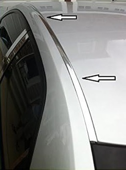 Conform descrierii solicitantului si imaginilor publicate in baza de date, produsul denumit ornament auto reprezinta o piesa din material plastic conceputa pentru montarea pe acoperisul autoturismului, intre panoul lateral al caroseriei si pavilion.
Are rol decorativ si de mascare a golului creat de panoul lateral si pavilionul autoturismului.