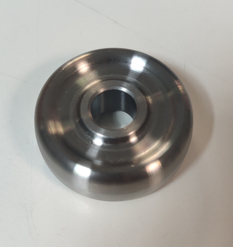 Conform descrierii solicitantului și a fotografiei publicate în baza de date, produsul reprezintă o piesă metalică de formă cilindrică, cu o secţiune transversală, care prezintă un gol la interior, din oţel aliat. Reprezintă o parte a unei piese de tip ”ansamblu” cu rol antivibraţii (AVS – “anti vibration system”) ȋn cadrul sistemului de suspensie al unui autovehicul și care asigură partea “elastică” care preia vibraţiile/şocurile ȋntre elemente de caroserie și puntea spate a unui autovehicul.
Caracteristici: ȋnălţimea de 16 mm, suprafaţa ȋn vedere frontală are diametrul exterior de Ø 44 mm şi diametrul interior de Ø 12.35 mm.
Anterior importului, piesa suportă prelucrări tehnologice şi constructive definitive, respectiv este prelucrată la caracteristicile tehnice şi constructive pentru montarea ȋn produsul finit (lungime, grosime, dimensiuni exterioare, diametru interior, duritate, rugozitate, etc.). După punerea ȋn libera  circulaţie, aceste piese sunt supuse următorului proces tehnologic: adezivarea şi vulcanizarea piesei metalice, respectiv asamblarea piesei in ansamblu după vulcanizare.