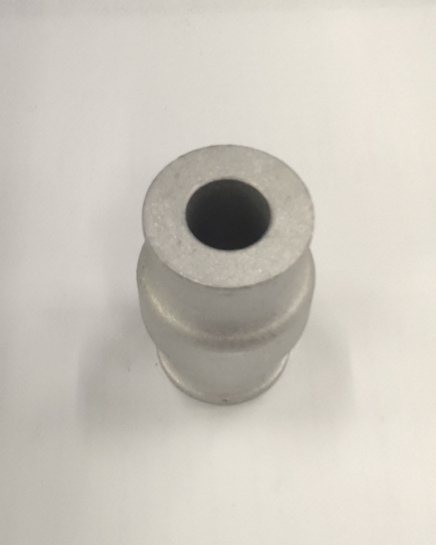 Produsul reprezinta o piesa metalica de forma cilindrica, cu o secţiune cilindrica goala la interior, din aliaj de aluminiu EN AW-6082 T6 DIN EN755-2 prelucrat cu urmatoarele caracteristici: ȋnălţimea de 50 mm, suprafaţa ȋn vedere frontală are diametrul exterior Ø28.5 mm, diametru interior de Ø14 mm. 
Aceasta este o parte componenta a piesei antivibraţii tip “bucsa”, care preia vibraţiile/şocurile ȋntre caroserie şi puntea spate. Dupa import, asupra piesei se intervine cu tratamente chimice (adezivare) care asigura curaţarea de impuritaţi ȋn vederea asigurarii aderenţei necesare aplicarii unui strat de cauciuc. Dupa prelucrare rezulta un produs finit.