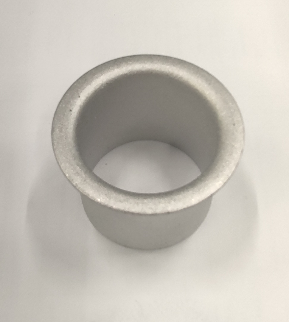Produsul reprezinta o piesa metalica de forma cilindrica, cu o secţiune cilindrica goala la interior, din aliaj de aluminiu A6061-T6 prelucrat cu urmatoarele caracteristici: ȋnălţimea de 35.8 mm, suprafaţa ȋn vedere frontală are diametrul exterior Ø52.5 mm, diametru interior de Ø38.75 mm. Piesa este prevăzută la unul din capete cu un guler. 
Aceasta este o parte componenta a piesei antivibraţii tip “bucsa”, care preia vibraţiile/şocurile ȋntre caroserie şi puntea spate. Dupa import, asupra piesei se intervine cu tratamente chimice (adezivare) care asigura curaţarea de impuritaţi ȋn vederea asigurarii aderenţei necesare aplicarii unui strat de cauciuc. Dupa prelucrare rezulta un produs finit.