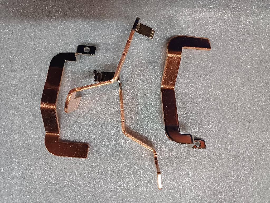 Produsele reprezintă articole din cupru rafinat (puritate 99%).
Sunt fabricate din bare de cupru cu secțiune dreptunghiulară. Au diferite forme obținute pe mașini de prelucrare a metalului. La unul din capete sunt nichelate electrolitic și găurite.
Ulterior importului, pe articole se sudează diferite componente (de ex. piulițe) iar piesa obținută se înfășoară în bandă din fibră de sticlă, apoi în bandă din PVC, după care se montează șuruburi și capace din plastic.
Piesele finite reprezintă conductoare electrice izolate și sunt utilizate la modulele de baterii ale unor autovehicule electrice.
Sunt împachetate câte 5-10 piese în folie cu bule și sunt ambalate în cutii de lemn.