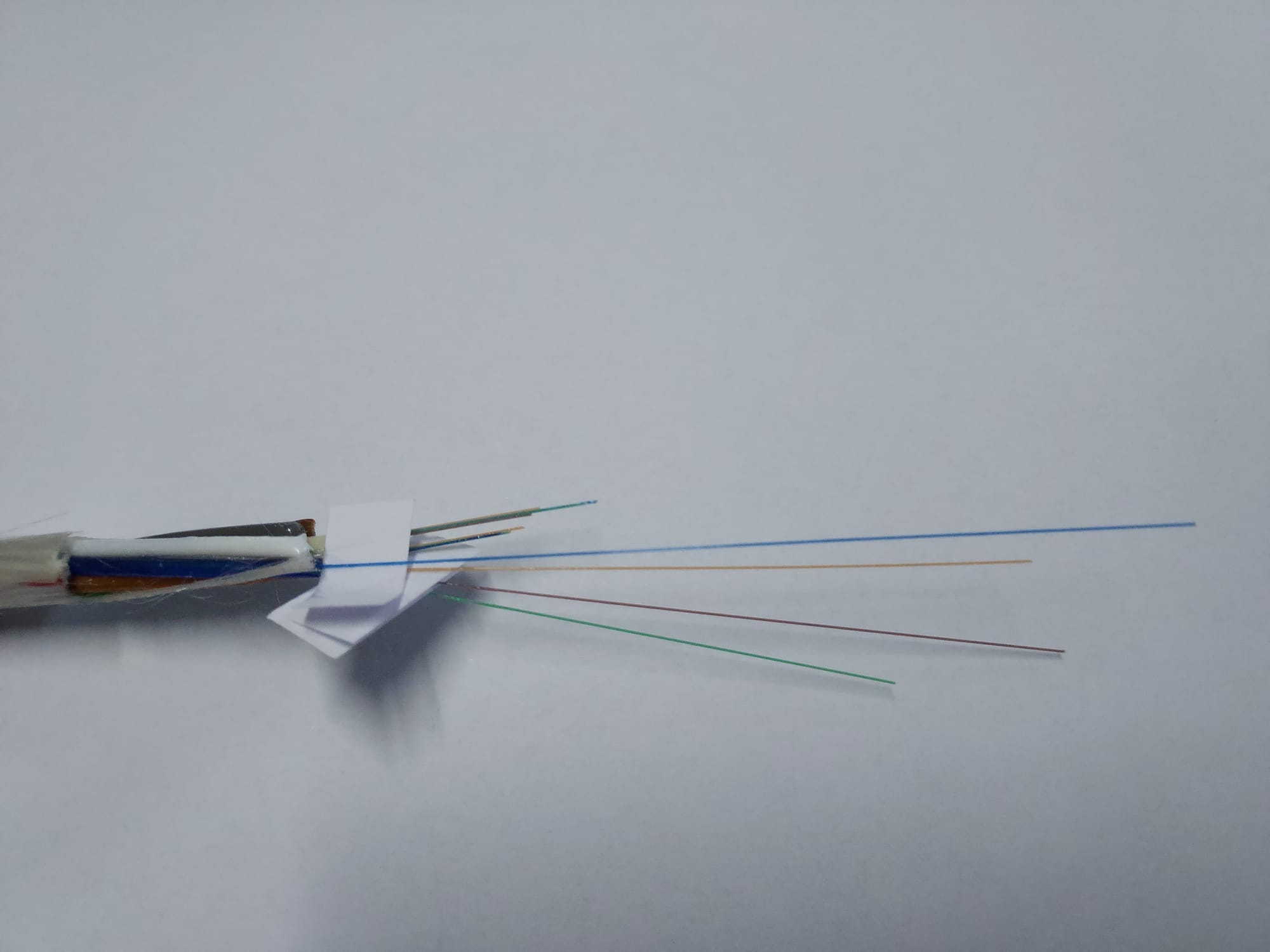 Conform descrierii solicitantului și a fotografiei publicate în baza de date, produsul reprezintă un cablu care conține fibre optice neizolate individual, amplasate într-o învelitoare de protecţie comună. Poate conține 12, 24, 48, 96, 192, 384 sau 512 fibre optice. Diametrul variază între 10 și 20 mm, funcție de numărul de fibre conținute. Produsul se utilizează pentru transmiterea de informații (imagini, sunete, date, etc.) folosind lumina, care este trasmisă pe mai multe lungimi de undă în interiorul fibrelor optice. Este de culoare neagră, are o formă circulară în secțiune și este rulat pe un tambur din lemn.