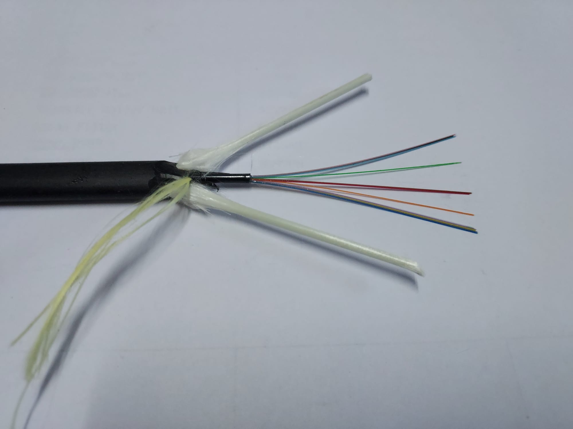 Conform descrierii solicitantului și a fotografiei publicate în baza de date, produsul reprezintă un cablu care conține fibre optice neizolate individual, amplasate într-o învelitoare de protecţie comună.
Produsul se utilizează pentru transmiterea de informații (imagini, sunete, date etc.) folosind lumina care este trasmisă pe mai multe lungimi de undă în interiorul fibrelor optice.
Este un cablu de formă ovala în secțiune, cu dimensiunile 4,7x8,7 mm, de culoare neagră, rulat pe un tambur din lemn.