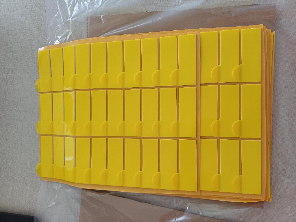 Conform descrierii solicitantului si imaginilor publicate in baza de date, produsul denumit ”Pad termic” reprezinta articole sub forma unor placi flexibile de mici dimensiuni, realizate dintr-un compozit pe baza de polimeri (matrice din elastomer siliconic impregnata cu aditivi), cu un strat autoadeziv pe o singura fata, pentru fixare usoara.
Produsele au forma plata si pot fi de dimensiuni si grosimi variabile, adaptabile diferitelor aplicatii, cu o textura moale si elastica ce permite o buna adaptare la suprafete. Se prezinta acoperite cu si pe folii de protectie galbene, usor de indepartat. 
Materialul compozit din care este alcatuit produsul asigura o conductivitate termica eficienta, cu rol de disipator termic. Se utilizeaza pentru optimizarea transferului termic intre componentele electrice si sistemele de racire in bateriile electrice, absorbind in acelasi timp socurile mecanice si vibratiile, cu protejarea componentelor bateriei, fara a conduce curentul electric.
Adaosul de aditivi în matricea de silicon reprezinta material de umplutura și nu schimba caracterul esential de material plastic flexibil al compozitului, iar produsul rezultat nu poate fi identificat ca parte a unui produs de la o pozitie specifica si incadrat corespunzator unei anume functii specifice.
Mod de ambalare: in pungi de plastic si cutii, pentru protectia materialului in timpul transportului.
