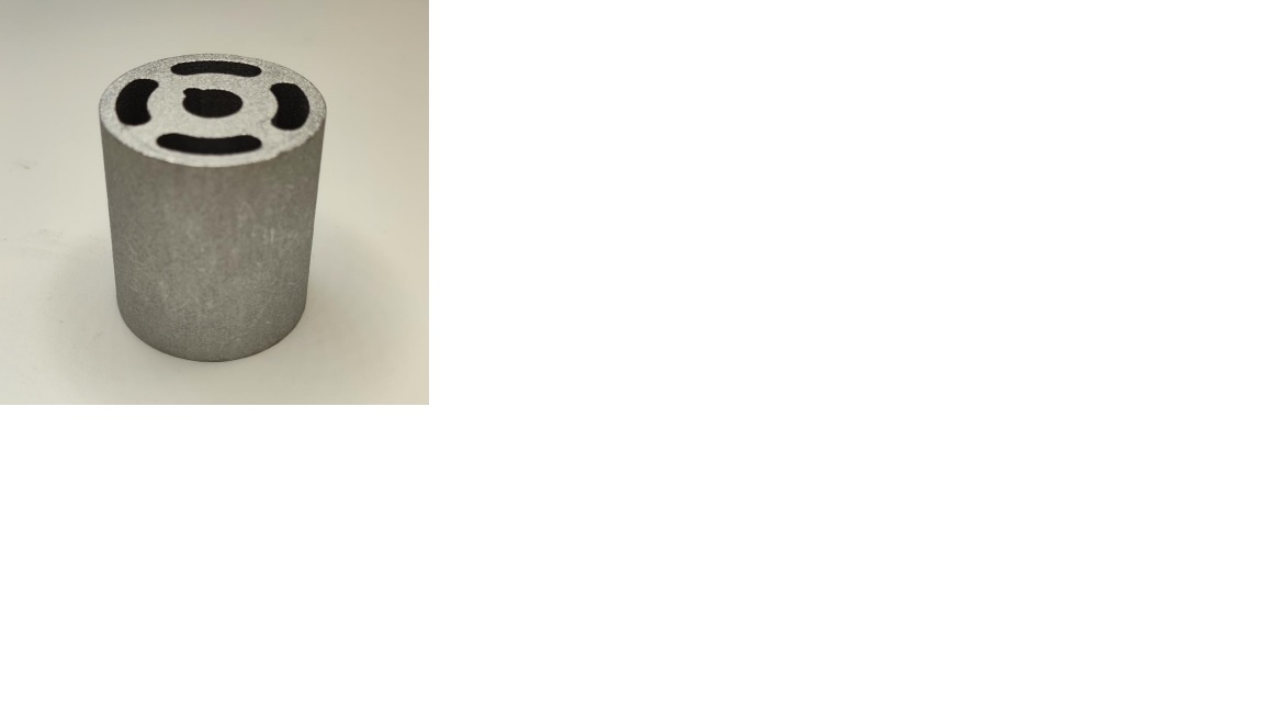 Produsul reprezinta o piesa metalica de forma cilindrica, cu o sectiune cilindrica goala in interior, din aliaj de aluminiu EN AW-6082 T6 prelucrat, parte a unei piese de tip “bucşă” cu rol antivibraţii (AVS – “anti vibration system”), care preia vibraţiile/şocurile ȋntre elemente de caroserie şi compartimentul motor.
Caracteristici:  ȋnălţimea de 60 mm, suprafaţa ȋn vedere frontală are diametrul ø 53 mm, diametru interior cu geometrie specifica de poziționare ( in forma de lacrima) ø 14,1 mm.
Procesul tehnologic de obţinere a piesei este cel de extrudare a profilului de aluminiu, tăiere (debitare la lungime) și prelucrare prin aschiere a locasului.
Ulterior punerii in libera circulatie, asupra piesei se intervine cu tratamente chimice (adezivare) care asigură curăţarea de impurităţi ȋn vederea obținerii aderenţei necesare aplicării unui strat de cauciuc.