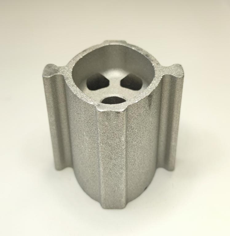 Conform descrierii solicitantului și a fotografiei publicate în baza de date, produsul reprezintă o piesă metalică de formă cilindrică prevăzută cu nervuri, cu o sectiune cilindrică goală la interior, din aliaj de aluminiu EN AW-6082 T6 DIN EN 755-2 prelucrat cu urmatoarele caracteristici: ȋnălţimea de 65 mm, suprafaţa ȋn vedere frontală are lungimea 71 mm şi laţimea 72 mm, diametru interior cu geometrie specifică de poziţionare (ȋn formă de lacrimă) de 14.1 mm. La unul din capete piesa metalică are un locaş frezat cu următoarele caracteristici: adâncimea 10 mm, suprafaţa ȋn vedere frontală are lungimea 60.7 mm şi laţimea 42.3 mm. Procesul tehnologic de obţinere a piesei din aliaj de aluminiu importată de SC Sumiriko AVS Romania SRL este cel de extrudare profil de aluminiu, tăiere (debitare la lungime) şi prelucrare prin aşchiere a locaşului. Piesa importată reprezintă componentă a piesei antivibraţii tip “bucşă” utilizată de constructorii auto ȋn sistemele de amortizare a vibraţiilor/şocurilor, ȋn speţă această componentă auto tip “bucşă” asigură partea “elastică” care preia vibraţiile/şocurile ȋntre două componente auto rigide, ȋn general ȋntre motor şi elemente de caroserie. După punerea ȋn libera circulaţie, aceste piese sunt supuse ȋn România următorului proces tehnologic: adezivarea, vulcanizarea, manșonare şi marcarea laser a piesei metalice. După vulcanizare rezultă produsele finite. Anterior importului, piesa suportă prelucrări tehnologice şi constructive definitive, respectiv este prelucrată la caracteristicile tehnice şi constructive pentru montarea ȋn produsul finit (lungime, grosime, dimensiuni exterioare, diametru interior, duritate, rugozitate etc.).