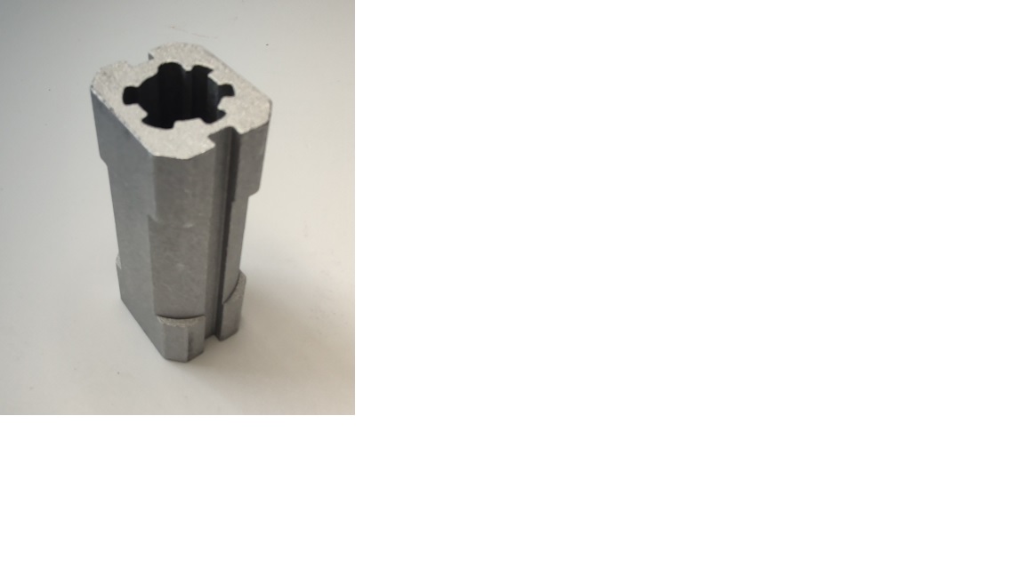 Produsul reprezintă o piesă metalică de formă paralelipipedică prevazută cu canale, cu o sectiune transversală goală la interior, din aliaj de aluminiu EN AW-6082 T6 DIN EN 755-2 prelucrat , parte a unei piese de tip “bucşă” cu rol antivibraţii (AVS – “anti vibration system”) care preia vibraţiile/şocurile, ȋntre elemente de caroserie și motor.
Caracteristici: ȋnălţimea de 78.8 mm, suprafaţa ȋn vedere frontală are lungimea 34.2 mm şi lăţimea 28 mm, diametru interior cu geometrie specifică de poziționare de ø 17.1mm. La mijloc piesa metalică are un locaș frezat cu următoarele caracteristici: diametrul ø 34 mm pe o lungime de 40 mm.
Procesul tehnologic de obţinere a piesei este cel de extrudare a profilului de aluminiu, tăiere (debitare la lungime) și prelucrare prin așchiere a locașului.
Ulterior punerii in libera circulatie asupra piesei se intervine cu tratamente chimice (adezivare) care asigură curăţarea de impurităţi ȋn vederea obținerii aderenţei necesare aplicării unui strat de cauciuc.